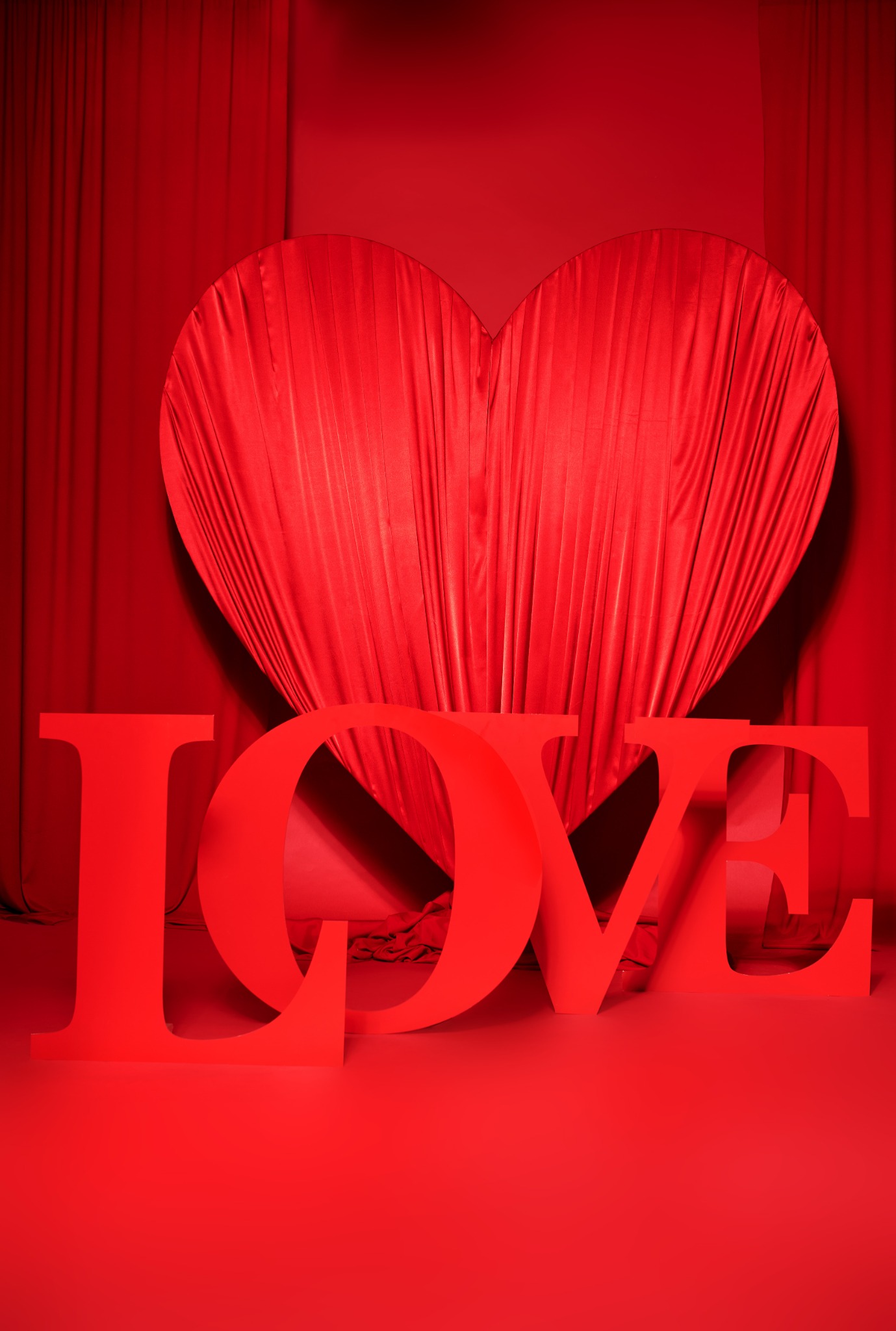 Большое красное сердце и объёмные буквы LOVE